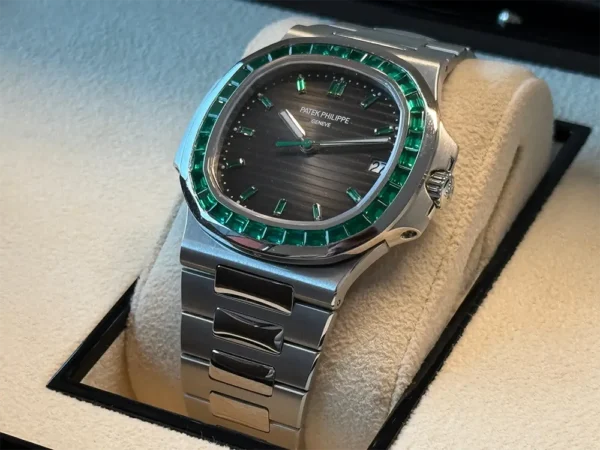 Patek Philippe Nautilus 5711/113p-001 Emerald Nautilus
